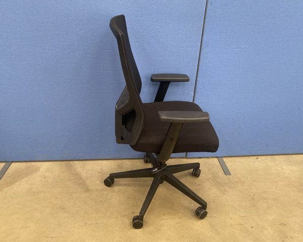 Formetiq Mesh Back Task Chair - Image 4
